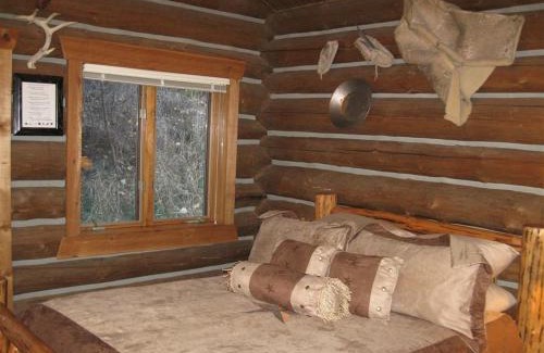 Darby House | Rocky Mountains Nature Escape: Amazing Log Cabin with a Hot Tub in Darby, MT
