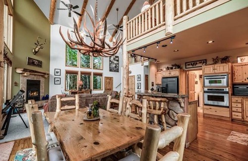 Jefferson House | Rocky Mountain log chalet close to national forest and gold metal fishing.