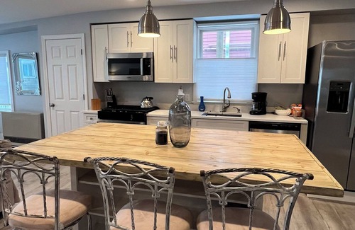 Gloucester Apartment | Rocky Neck waterfront 2 bed 2 bath apt walk to the beach, restaurants, galleries