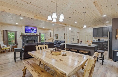 Cleveland Cabin | Rocky Ridge - Pet friendly 5 Bedroom Cabin in Helen Georgia
