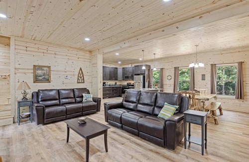 Cleveland Cabin | Rocky Ridge - Pet friendly 5 Bedroom Cabin in Helen Georgia