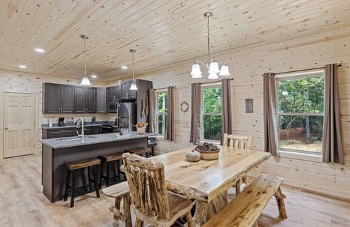 Cleveland Cabin | Rocky Ridge - Pet friendly 5 Bedroom Cabin in Helen Georgia