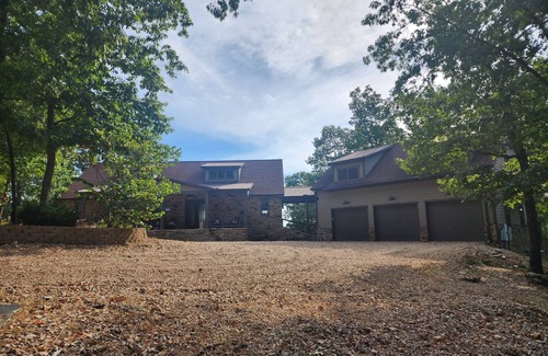 Eureka Springs Apartment | Rocky Top Garage Apartment on Beaver Lake