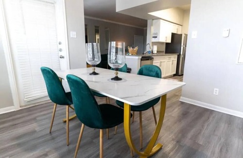 Central Southwest Apartment | Rodeo 15 Min to NRG Luxury Decor Pool View