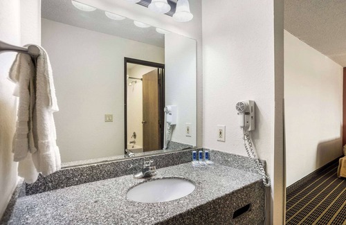 Cedar Rapids - Iowa City Hotel | Rodeway Inn Cedar Rapids Westdale