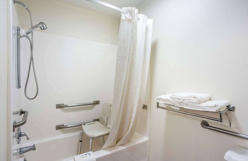 Cedar Rapids - Iowa City Hotel | Rodeway Inn Cedar Rapids Westdale