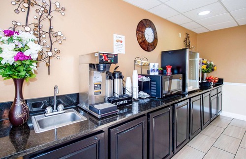 Rustic Hills Hotel | Rodeway Inn Central Colorado Springs