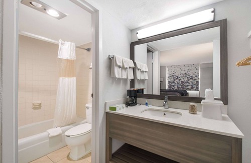 Cleveland Hotel | Rodeway Inn Cleveland TN I-75