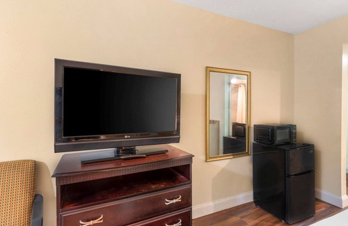 Bermuda Hotel | Rodeway Inn Colonial Heights I-95