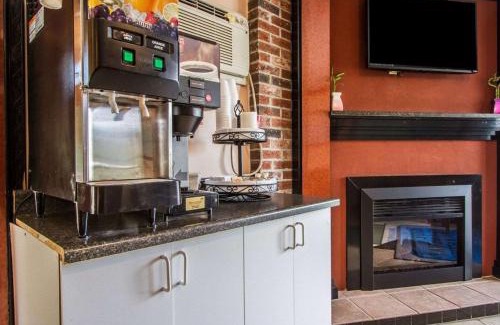 Brunswick Hotel | Rodeway Inn & Suites Brunswick near Hwy 1