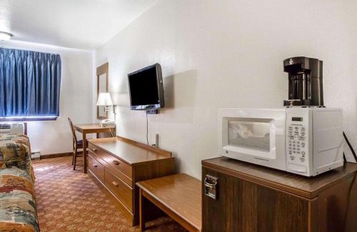 Madison Hotel | Rodeway Inn & Suites Madison East