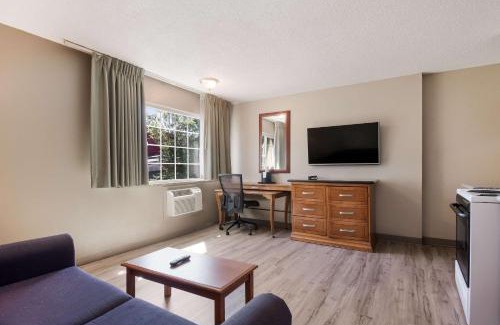 Cedar Hills Hotel | Rodeway Inn & Suites Portland West - Beaverton