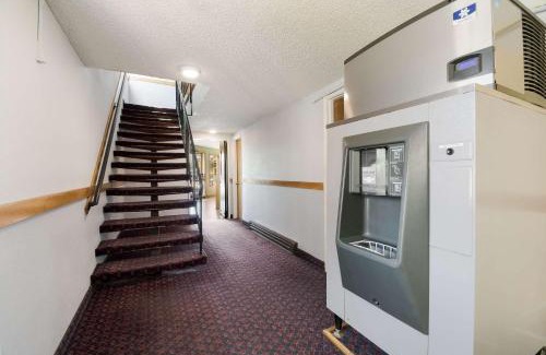 Cedar Hills Hotel | Rodeway Inn & Suites Portland West - Beaverton