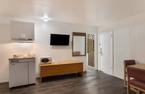 Sidney Hotel | Rodeway Inn & Suites Sidney Historic Downtown I-80