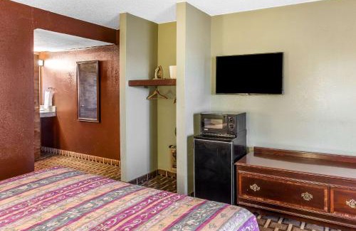 Smyrna Hotel | Rodeway Inn & Suites