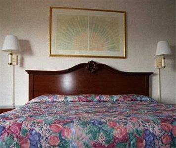 Syracuse Hotel | Rodeway Inn Syracuse Carrier Circle