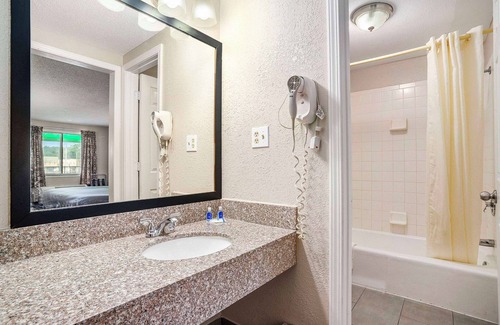 Grand Haven Hotel | Rodeway Inn