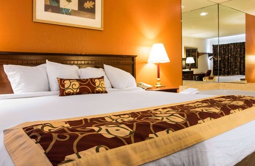 Muskegon Hotel | Rodeway Inn