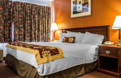 Muskegon Hotel | Rodeway Inn