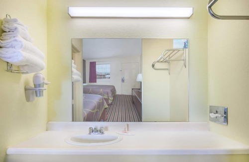 Muskogee Hotel | Rodeway Inn