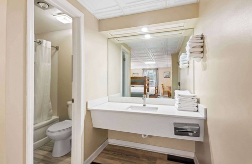 Oscoda Hotel | Rodeway Inn