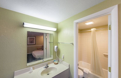 Wauseon Hotel | Rodeway Inn Wauseon