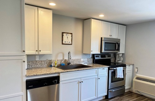 Watkins Glen House | Roe Summer Cottage, Suite C