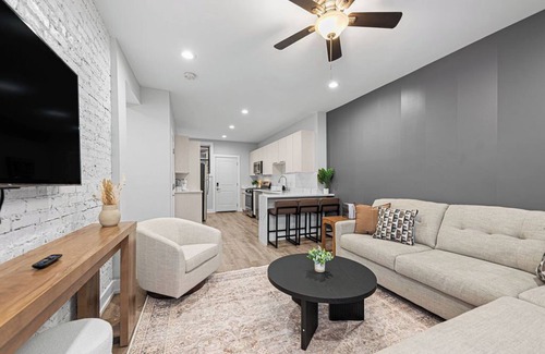 South Evanston Apartment | Rogers Park Retreat 3BR +Parking, Near Evanston