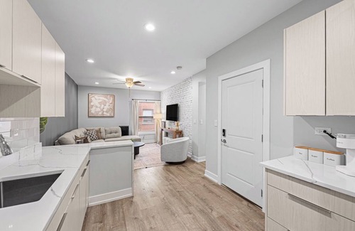 South Evanston Apartment | Rogers Park Retreat 3BR +Parking, Near Evanston
