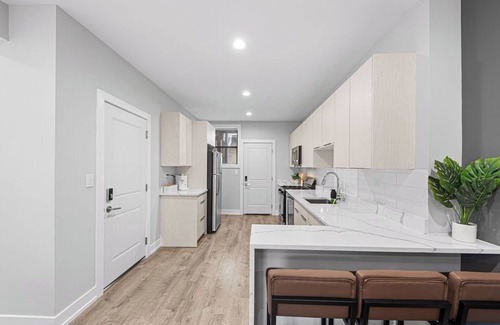 South Evanston Apartment | Rogers Park Retreat 3BR +Parking, Near Evanston