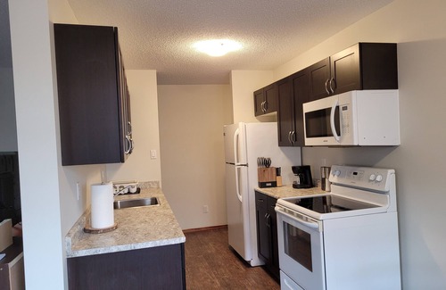 West Edmonton Apartment | ✅️ROGERS Place✅️King-2 twins-futon-cot✅️Central location✅️ 124 Street Arts Area