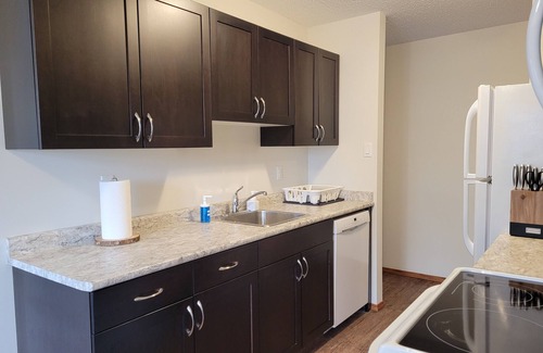West Edmonton Apartment | ✅️ROGERS Place✅️King-2 twins-futon-cot✅️Central location✅️ 124 Street Arts Area