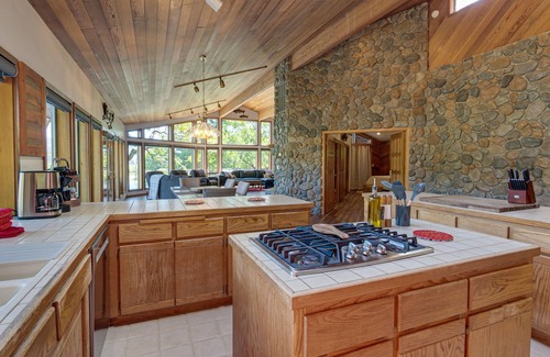 Gold Beach House | Rogue Keystone Lodge- River Front Views/Spa/Sleeps 7