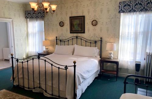 Lansing Hotel | Rogues Harbor Inn
