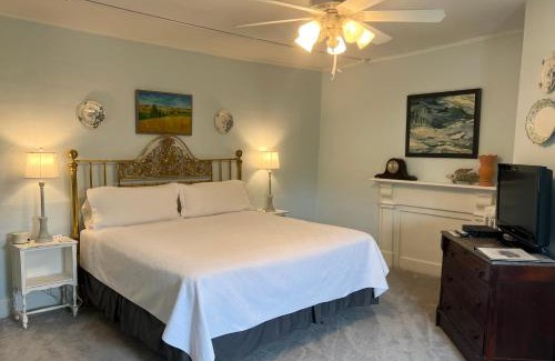 Lansing Hotel | Rogues Harbor Inn