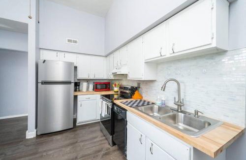 Manchester Apartment | ROKU TVs - Washer & Dryer - QueenBeds - GroupStay
