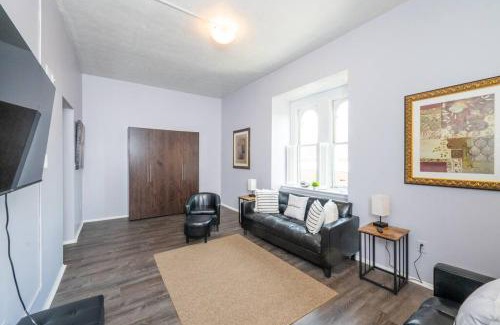 Manchester Apartment | ROKU TVs - Washer & Dryer - QueenBeds - GroupStay