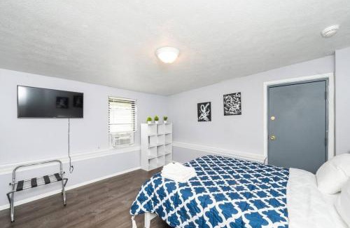 Manchester Apartment | ROKU TVs - Washer & Dryer - QueenBeds - GroupStay