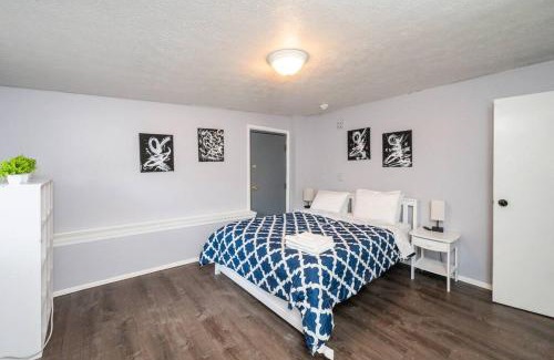 Manchester Apartment | ROKU TVs - Washer & Dryer - QueenBeds - GroupStay