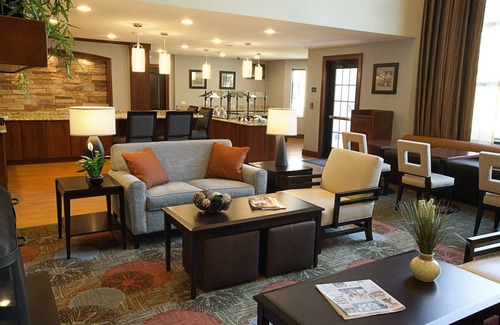 Dearborn Apartment | Roll-in Shower | Indoor Pool, Hot Tub, Free Wi-Fi, Free Breakfast