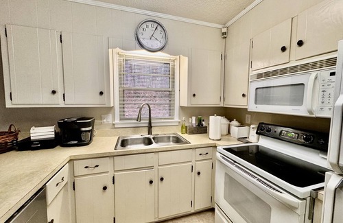 Northport House | Roll Tide! Game day University of Alabama visit, work or business. 3 BR & 2 BA.