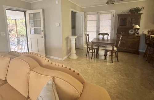 Northport House | Roll Tide! Game day University of Alabama visit, work or business. 3 BR & 2 BA.