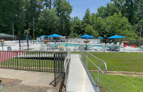 Northport House | Roll Tide! Game day University of Alabama visit, work or business. 3 BR & 2 BA.