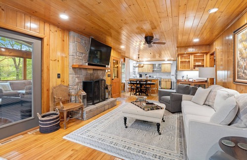 Highlands Hills Cabin | Rolling Acres Bungalow | Screened Deck & Separate Downstairs Studio