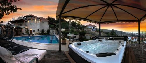 Rosh Pinna House | Rom Mansion