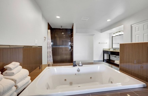 Bodega Bay Hotel | Roman Spa Room - Heart Shape Jacuzzi + Fireplace