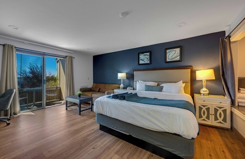 Bodega Bay Hotel | Roman Spa Room - Heart Shape Jacuzzi + Fireplace