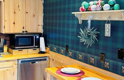 Townsend Cabin | Romance abounds!♥Hot Tub♥Whirlpool Bath♥Comm Pool♥Fire Table