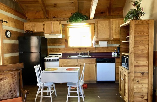 Townsend Cabin | Romance, Hot Tub, Firepit, Secluded, Whirlpool Bath, Fireplace - Pipers Place