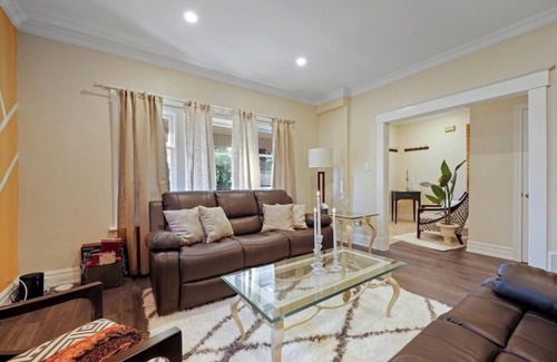 Niagara Falls House | Romance, Reunion, Family Getaway, Bridal Shower or Retreat with Hot Tub